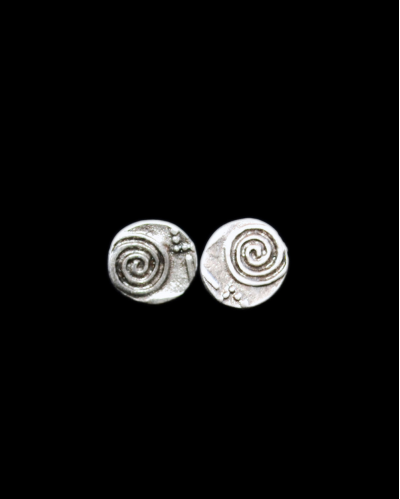 Vue de face des clous d'oreilles de motif "Univers" en zamak plaqué argent oxydé chez Andaluchic sur un fond noir