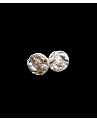 Vista frontal de dormilonas "Lunar" hechas de zamak bañado de plata oxidada de Andaluchic sobre un fondo negro