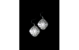 Drop earrings reminiscent of ancient armour in silver plated zamak