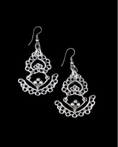 Front view of Andaluchic´s "Hispaniola" chandelier drop earrings made from oxidised silver plated zamak on a black backdrop