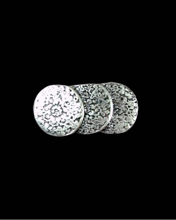 Vista frontale del fermacapelli "Tre cerchi" in zama placcata argento anticato su sfondo nero