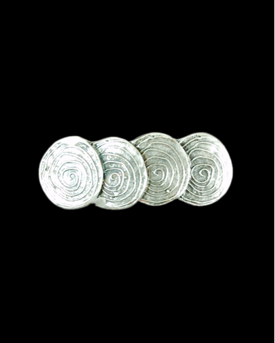 Vista frontale del fermacapelli "Quattro cerchi" in zama placcata argento anticato su sfondo nero