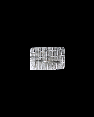 Vista frontale del fermacapelli "Griglia" in zama placcata argento anticato su sfondo nero