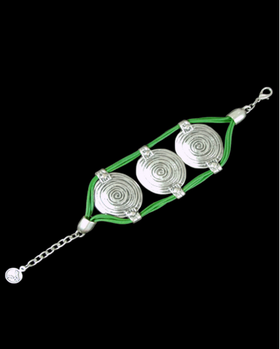 Bird´s eye view of Andaluchic´s vintage look "Disc" bracelet made from antiqued, oxydised silver plated zamak & green leather
