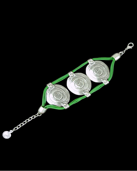 Das "Scheibe"-Armband von Andaluchic im Vintage-Look aus antikem, oxydiertem, versilbertem Zamak & grünem Leder