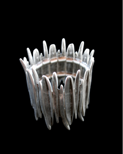 Vista frontale del bracciale largo "Fiamma" del look vintage di Andaluchic, in zamak placcato argento ossidato e anticato