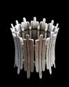Detaglio del bracciale largo "Layla" del look vintage di Andaluchic, in zamak placcato argento ossidato e anticato