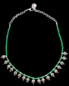 Nahaufnahme von Andaluchics zarter "Kreta"-Halskette aus antik versilbertem Zamak, aufgereiht mit grünen Perlen