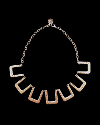 Vista frontale della collana retrò "Troy" realizzata in zamak placcato argento anticato, un design dalle linee forti e femminili