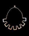 Vista frontale della collana retrò "Troy" realizzata in zamak placcato argento anticato, un design dalle linee forti e femminili