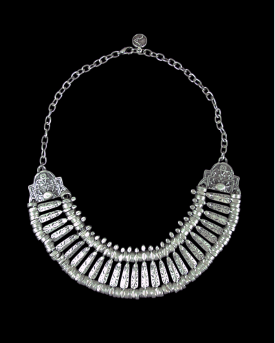 Vista frontale della collana "Nomade" in zamak placcato argento anticato di Andaluchic, retro chic, su sfondo nero