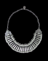 Vue de face du collier "Nomade" de style vintage retro fait en zamak plaqué argent vielli chez Andaluchic sur un fond noir