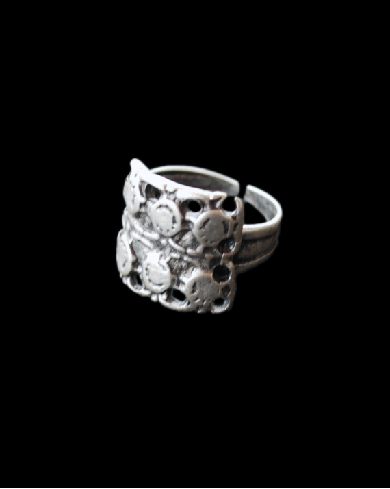 Vue de face gauche de la bague "Chariot courbé" de look retro vintage faite en zamak plaqué argent vielli chez Andaluchic