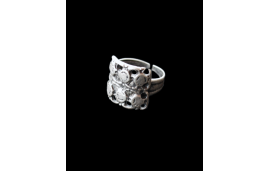 Curved shape women´s cocktail ring with ethnic pattern in silver plated zamak