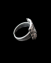Vista lateral derecha del anillo ajustable "Cuadriga Curvado" de look retro vintage hecho de zamak bañado de plata envejecida