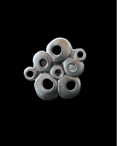 Vista frontale dell'anello regolabile "Bolle" di Andaluchic dal look retrò in zamak placcata argento anticato sul sfondo nero