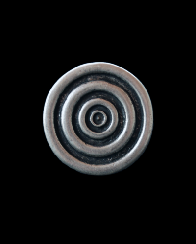 Vista frontale del grande anello regolabile "Disco Lumaca" retrò chic di Andaluchic realizzato in zamak placcato argento antico