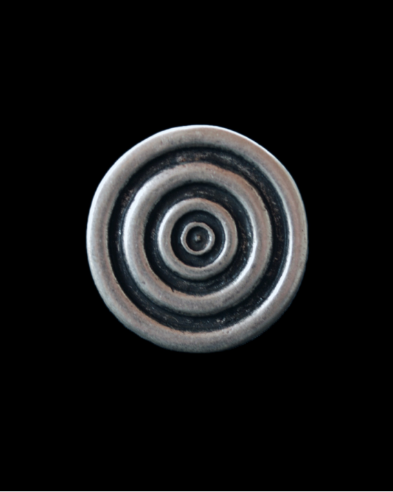 Front view of Andaluchic´s large retro chic "Snail Disc" adjustable ring made from antiqued silver plated zamak