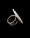 Seitenansicht von Andaluchic's großem retro chic "Schneckenscheibe" verstellbaren Ring aus antikem versilbertem Zamak