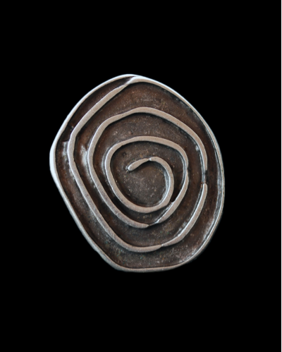 Vista frontal del anillo grande "Caracol Asimétrico" de estilo étnico chic de zamak bañado de plata envejecida de Andaluc