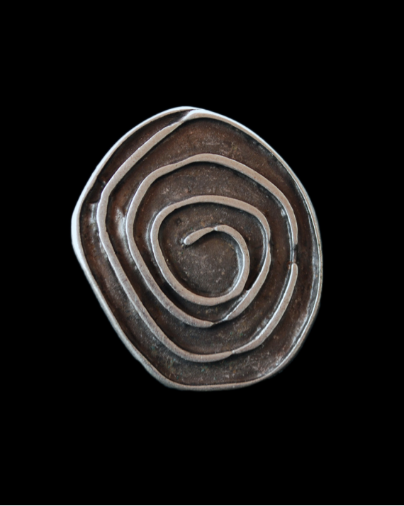 Vista frontal del anillo grande "Caracol Asimétrico" de estilo étnico chic de zamak bañado de plata envejecida de Andaluc