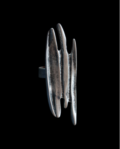 Vista frontale dello splendido anello "Fiamma" sovradimensionato adattabilo stile etno chic realizzato in zamak placcato argento