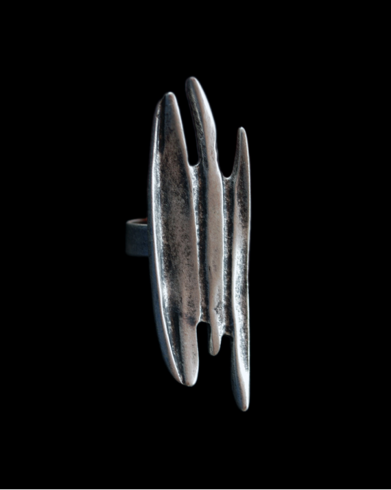 Vorderansicht unseres übergroßen verstellbaren "Flame"-Rings im Ethno-Chic-Stil aus antikem versilbertem Zamak