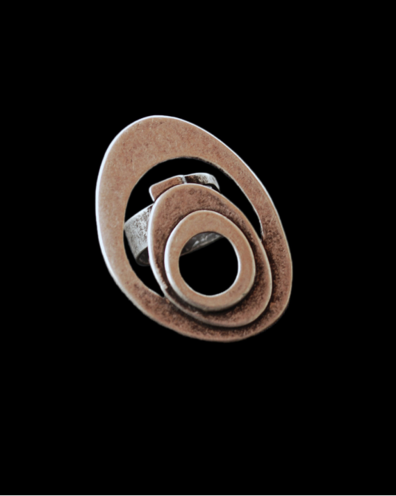 Vue de face de la grande bague ajustable de motif "Swirl" de look étnique chic en zamak plaqué argent vielli chez Andaluchic