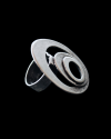Vista frontale angolata dell'anello "Vortice" regolabile da cocktail oversize in un design retrò etnico in zamak placcato argent