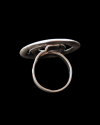 Visualizzazione posteriore dell'anello "Vortice" regolabile da cocktail oversize in un design retrò etnico in zamak placcato arg
