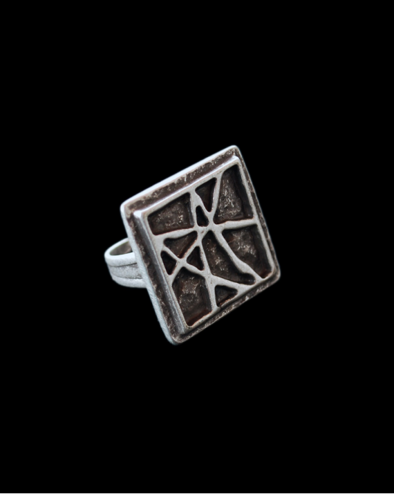 Vista frontal angulada del anillo ajustable "Cuadrado" de estilo étnico con un motivo llamativo de zamak bañado de plata oxidada