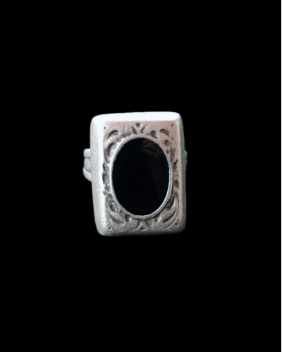 Vista frontal del anillo ajustable "Sello" de zamak bañado de plata envejecida, insertado de resina negra de Andaluchic