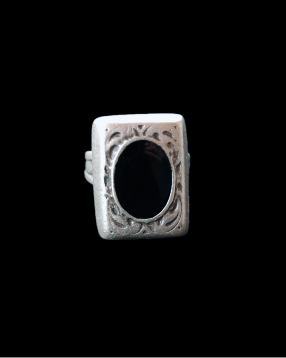 Vista frontal del anillo ajustable "Sello" de zamak bañado de plata envejecida, insertado de resina negra de Andaluchic
