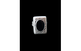 Signet ring with black resin and patterned border in silver plated zamak