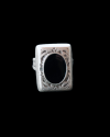 Vista frontale dell'anello regolabile in stile "Sigillo" con resina nera inserta in zamak placcato argento antiche @ Andaluchic