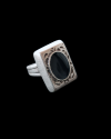 Vista frontal de lado del anillo ajustable "Sello" de zamak bañado de plata envejecida, insertado de resina negra de Andaluchic