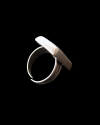 Vista angulada de atrás del anillo ajustable "Sello" de zamak bañado de plata envejecida, insertado de resina negra