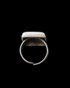 Vista de atrás del anillo ajustable "Sello" de zamak bañado de plata envejecida, insertado de resina negra de Andaluchic