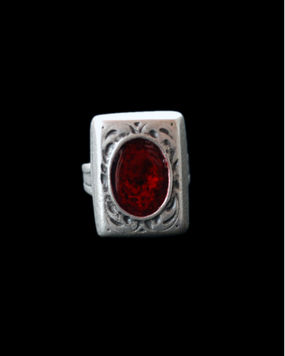 Vista frontal del anillo ajustable "Sello" de zamak bañado de plata envejecida con resina roja de Andaluchic