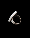 Linke Seitenansicht des Rings verstellbar im "Siegel"-Stil mit rotem Harzeinsatz in Zamak-beschichtetem Antiksilber @ Andaluchic