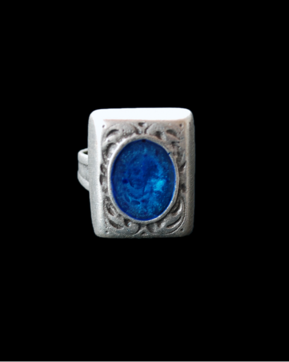 Vue de face de la bague ajustable de style "Chevalière" faite de zamak plaqué argent vielli et résine turquoise chez Andaluchic