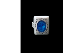 Signet ring with blue resin center in silver plated zamak and abstract pattern