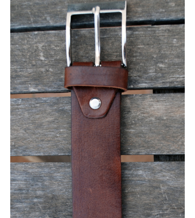 Cinturón marrón de cuero genuino con hebilla plateada 