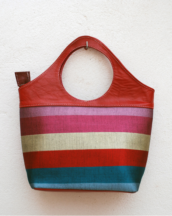 Bolso de cuero rojo con tela a rayas en rosa, crema, rojo, turquesa y azul