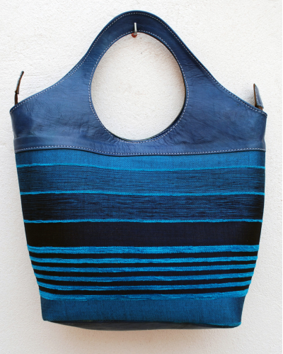 Bolso tote grande azul en piel de cabra con tejido de rayas en azul y negro