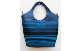 Bolso tote grande azul en piel de cabra con tejido de rayas en azul y negro