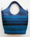 Grand sac à main tote bleu en cuir de chèvre avec tissu rayé en bleu et noir