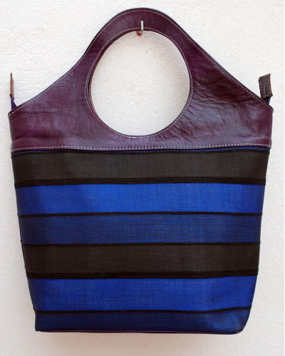 Bolso grande de piel morada con tela de rayas azul real y negro