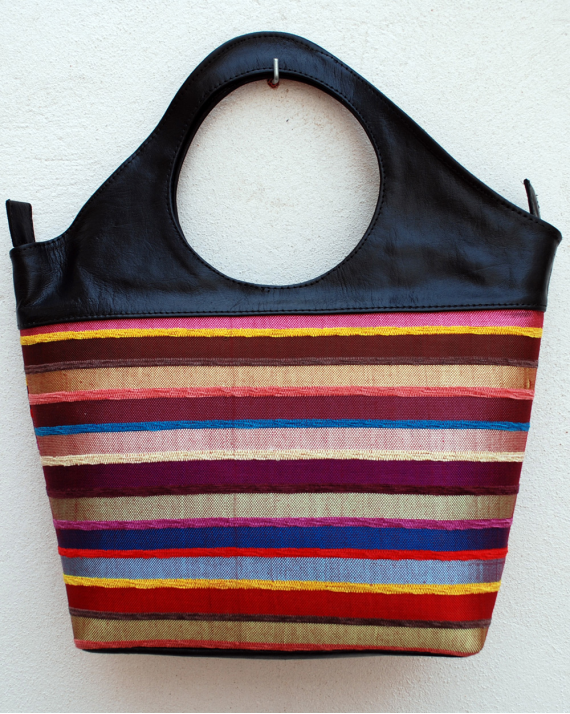 Grande borsa tote colorata in pelle nera combinata con tessuto a strisce multicolori vivaci