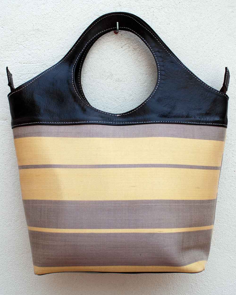 Grand sac tote pour femmes en vrai cuir noir et tissue à rayures de jaune pâle et gris
